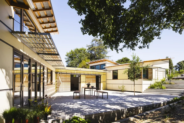 06 RI courtyard 449 bright 768x512